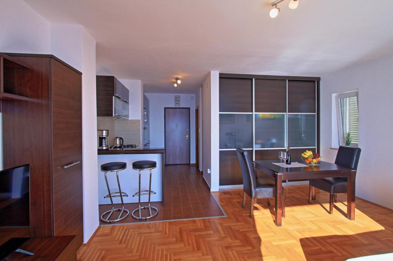 Studio Apartman Luka Senj  Buitenkant foto