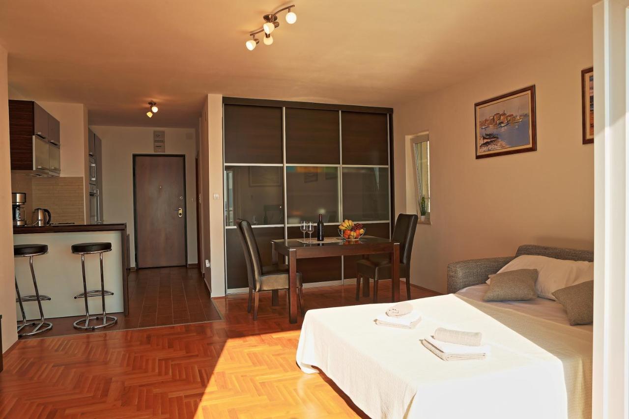 Studio Apartman Luka Senj  Buitenkant foto